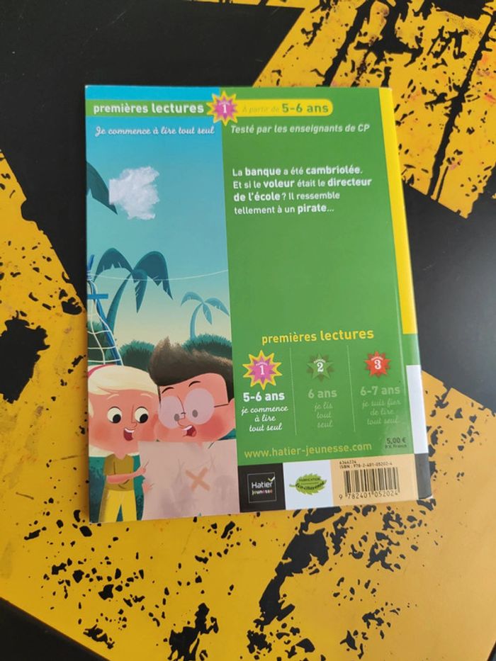 Livre le directeur est un vieux pirate - photo numéro 2