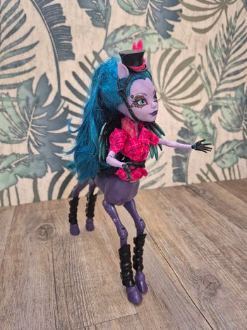 Monster high freaky fusion avea trotter
