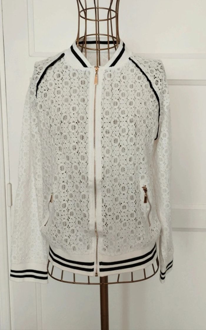 🤍 Veste Blanche Légère en Dentelle à Rayures Noires – Taille L/40 – Très Bon État