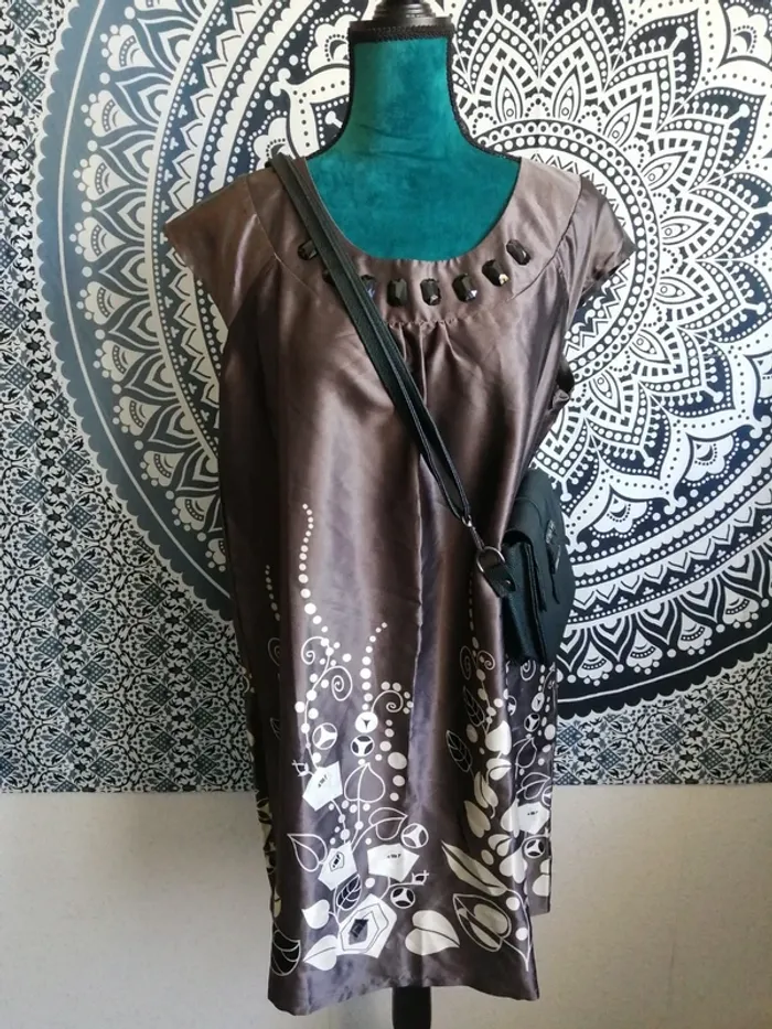 Robe marron en satin à motifs fleurs avec col bijoux / printed / (44)