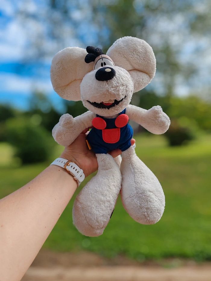 Peluche Diddl sourire - salopette bleue et boutons rouges