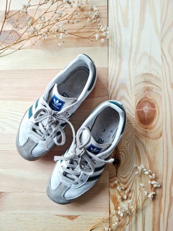 Baskets Adidas Samba – Blanc & vert
Pointure 31 – État correct