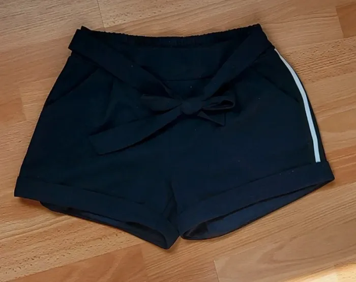 Short bleu foncé marine avec bandes blanches noires sur les côtes