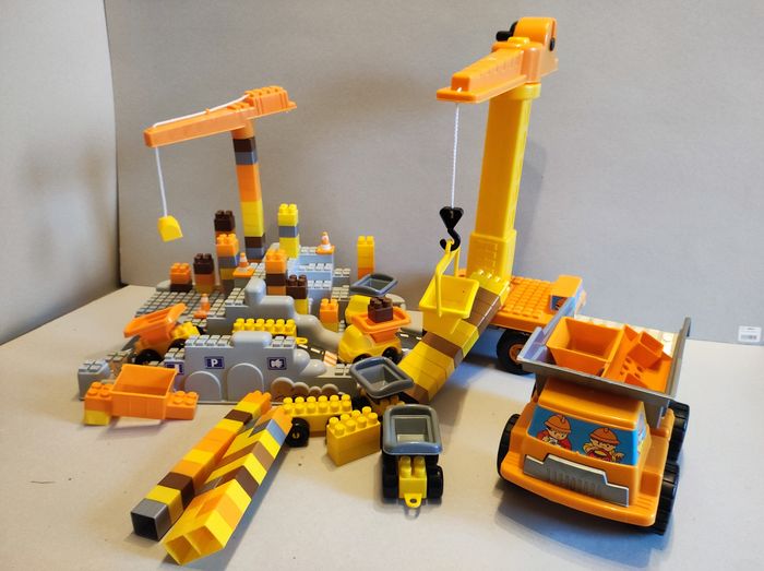 Chantier avec grue, camion et briques - photo numéro 4