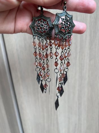 Très jolies boucles d’oreilles pendantes et très légères