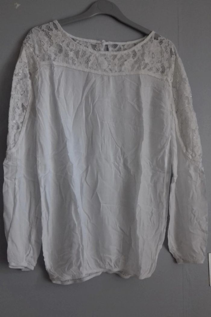 Blouse blanche haut en dentelle