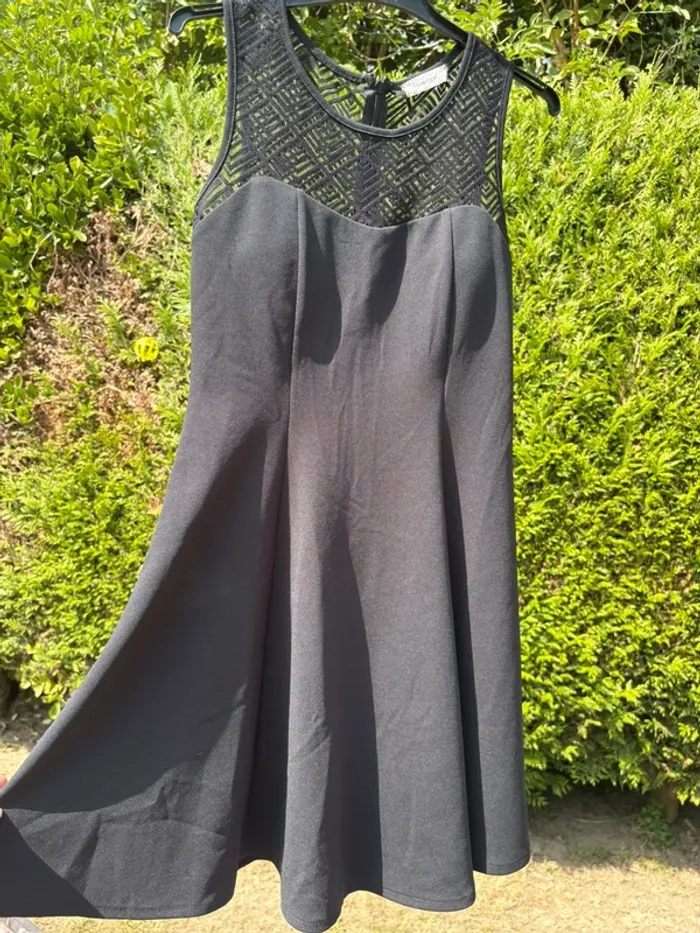 Robe noire fluide avec col en dentelle – Marque Cache-Cache