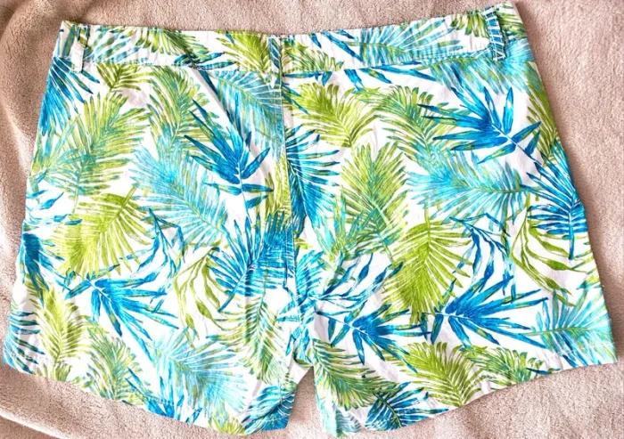Short imprimé feuilles Taille 42 Neuf - photo numéro 3