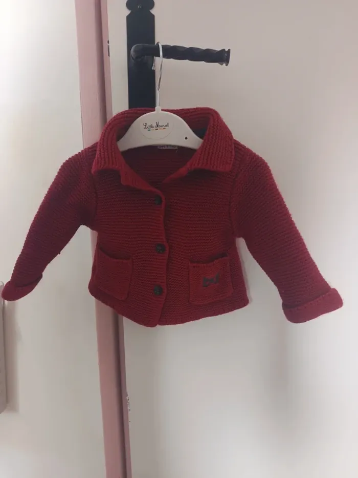 Gilet en mailles rouge bébé .