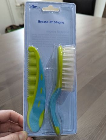 1 lot brosse et peigne. Marque Tigex. NEUFS SOUS BLISTER