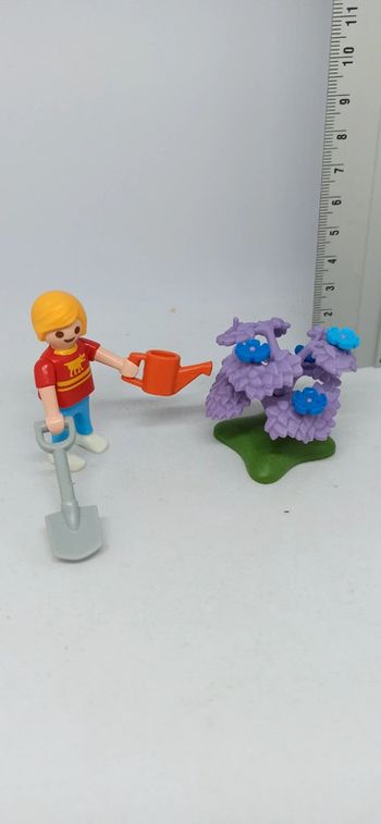 Enfant garçon jardinier avec plante arrosoir et pelle playmobil