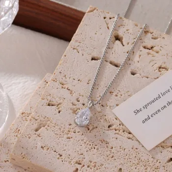 Collier brillant avec pendentif en forme de gouttelette