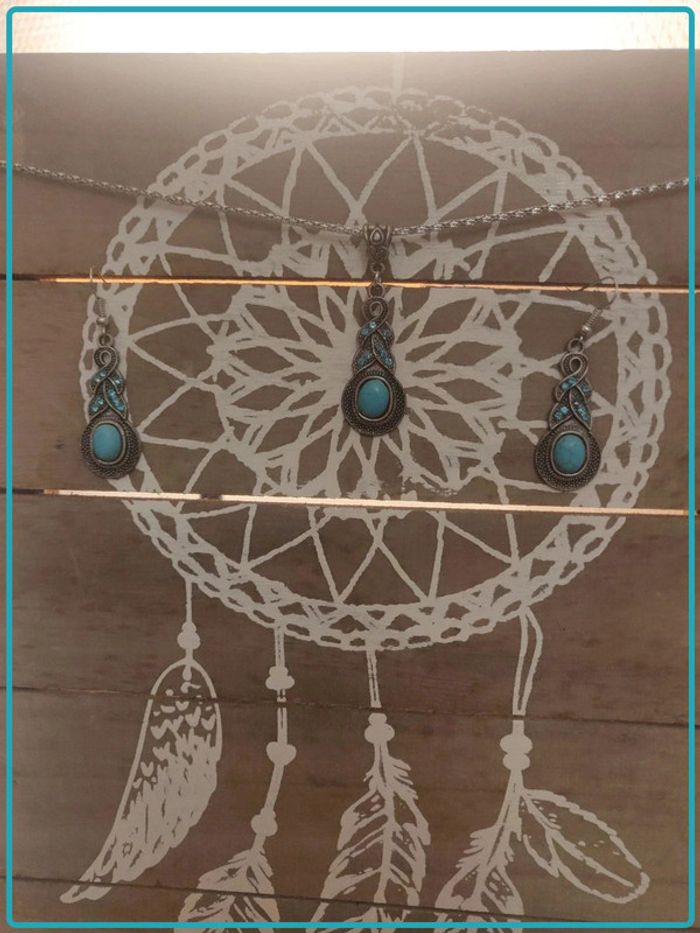 Parure bijoux boucles et collier baroque