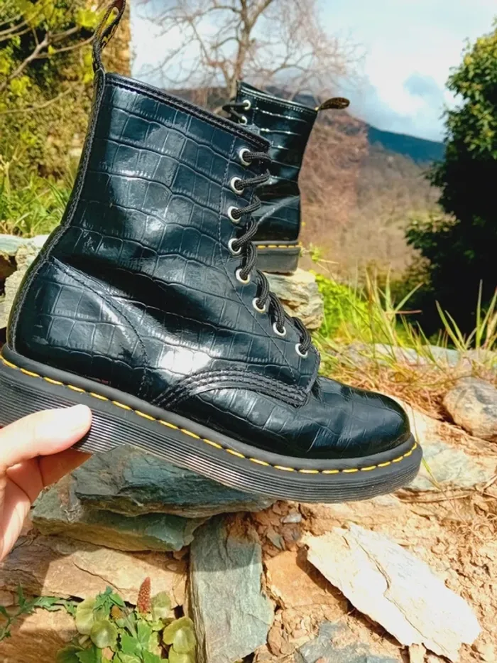Dr. Martens vernis noir effet croco 🐊 38 - photo numéro 2
