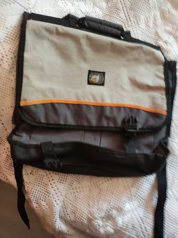 cartable gris et noir