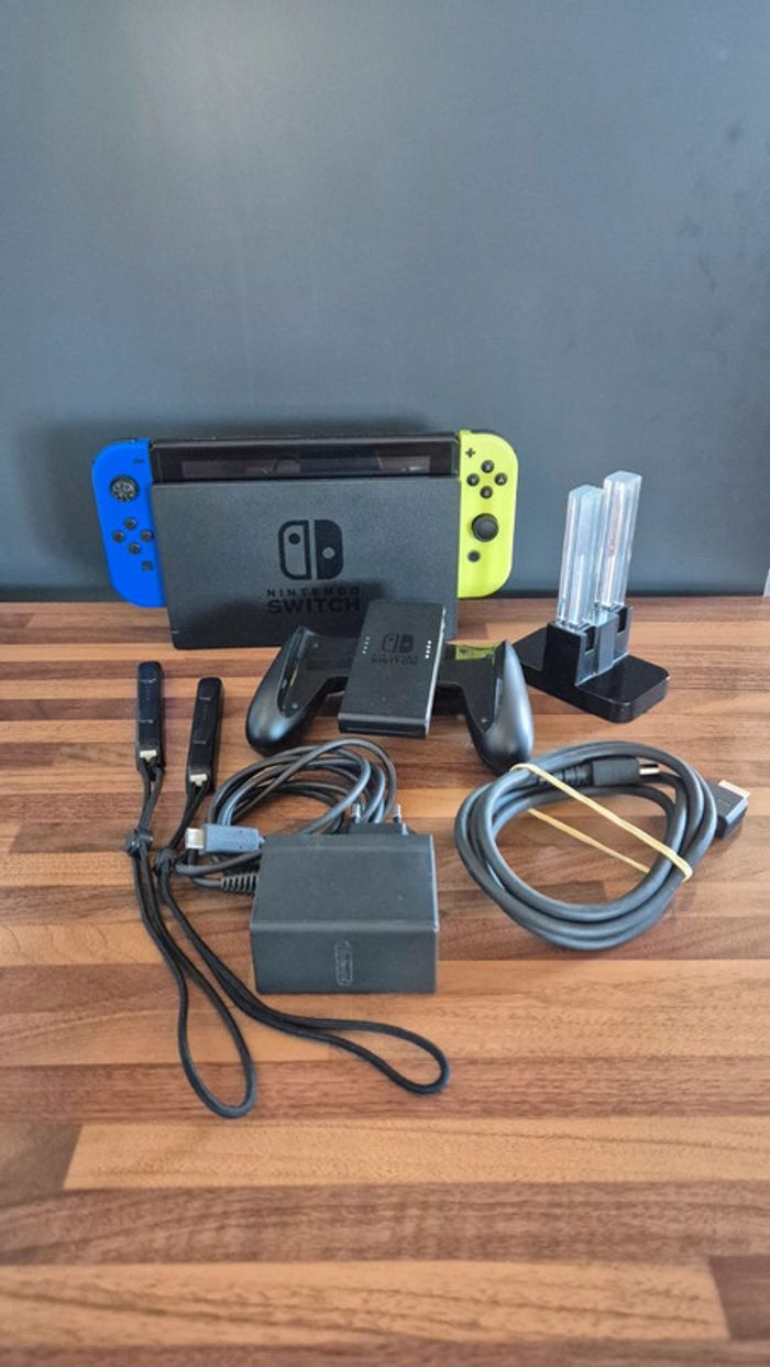 Console Nintendo switch avec chargeur manettes