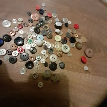 .Lot de 100 boutons variés