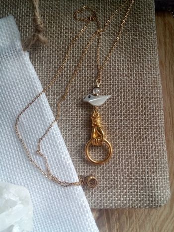 Collier oiseau nac.ré et main