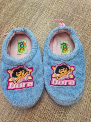 Chaussons Dora 28 en bon état