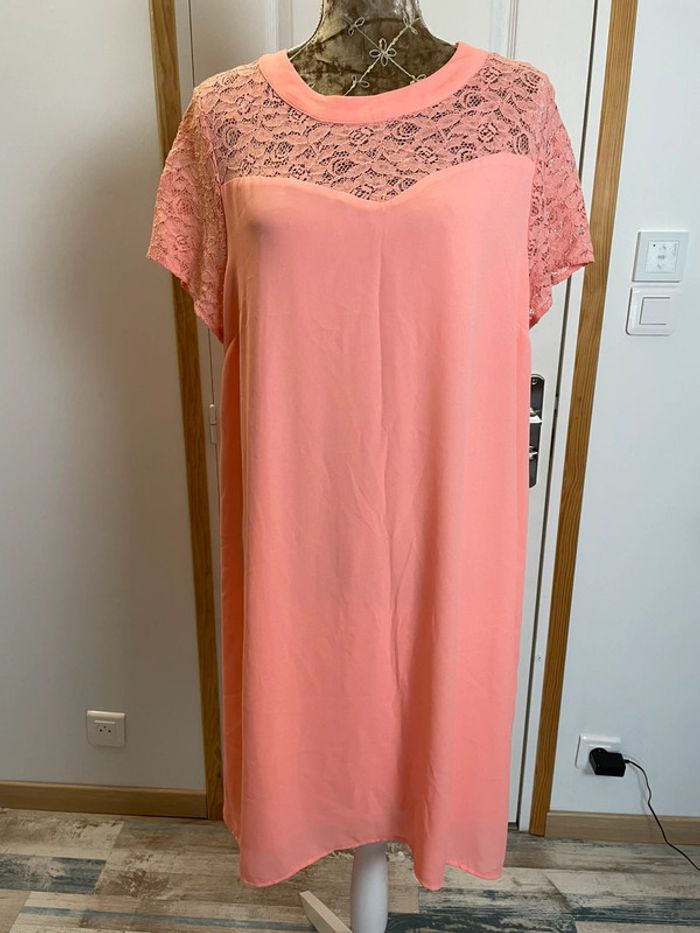 Robe neuve femme – Taille 46 – Coloris saumon avec dentelle – Élégante et raffinée