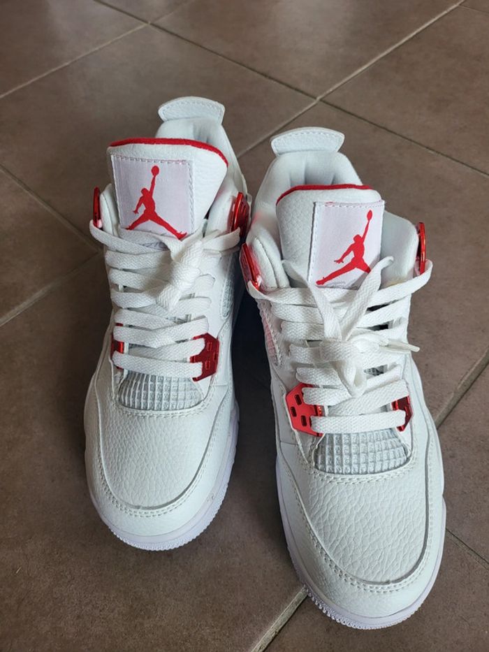 magnifique paire de Air Jordan 4 Retro Mettalic Red en taille 39 - photo numéro 8