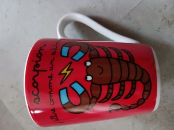 tasse imprimée rouge et blanche scorpion Derrière la porte Neuve