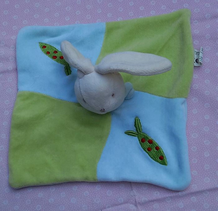 Doudou Lapin carré plat bleu et vert - carottes - Spilec