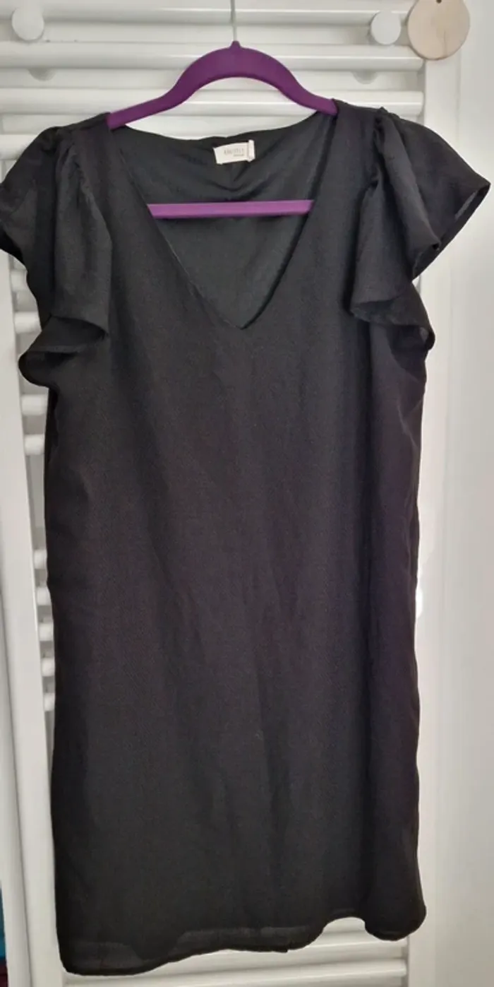 Robe noire manches courtes