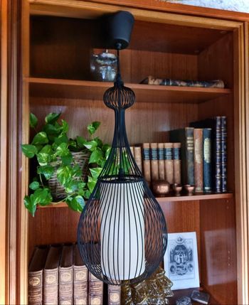 Grande suspension modèle Padang – design filaire noir et diffuseur blanc