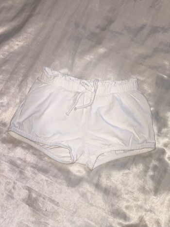 Short, bébé blanc