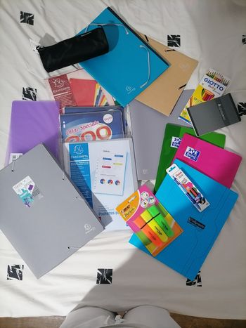 Lot de fournitures scolaires