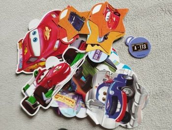 Peti boite cars avec stickers et accessoires
