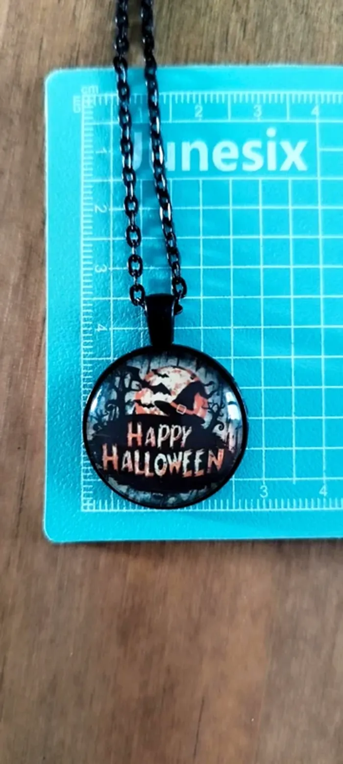 Collier avec pendentif rond Happy Halloween - photo numéro 3