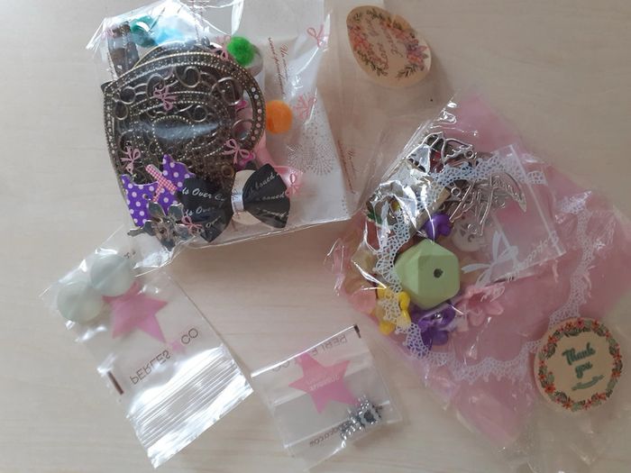 Lot de fournitures pour bijoux : anneaux et griffes et pendentifs et perles - photo numéro 9