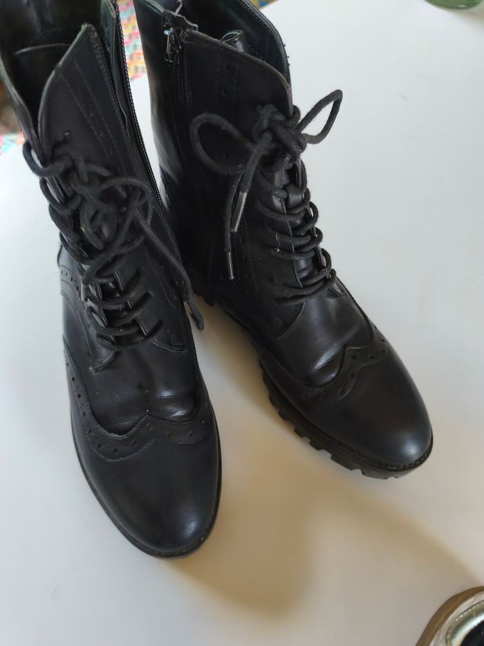 Belles bottines noires  Closer