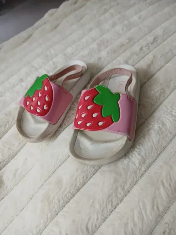 Claquettes piscine fraise
