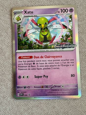 Carte Pokemon STAFF Xatu  059 Faille paradoxe  EV04 Holo 