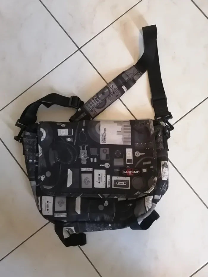 😍 Sac à bandoulière Eastpak noir/gris - photo numéro 4