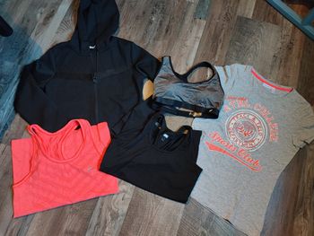Lot vêtements de sport femme.