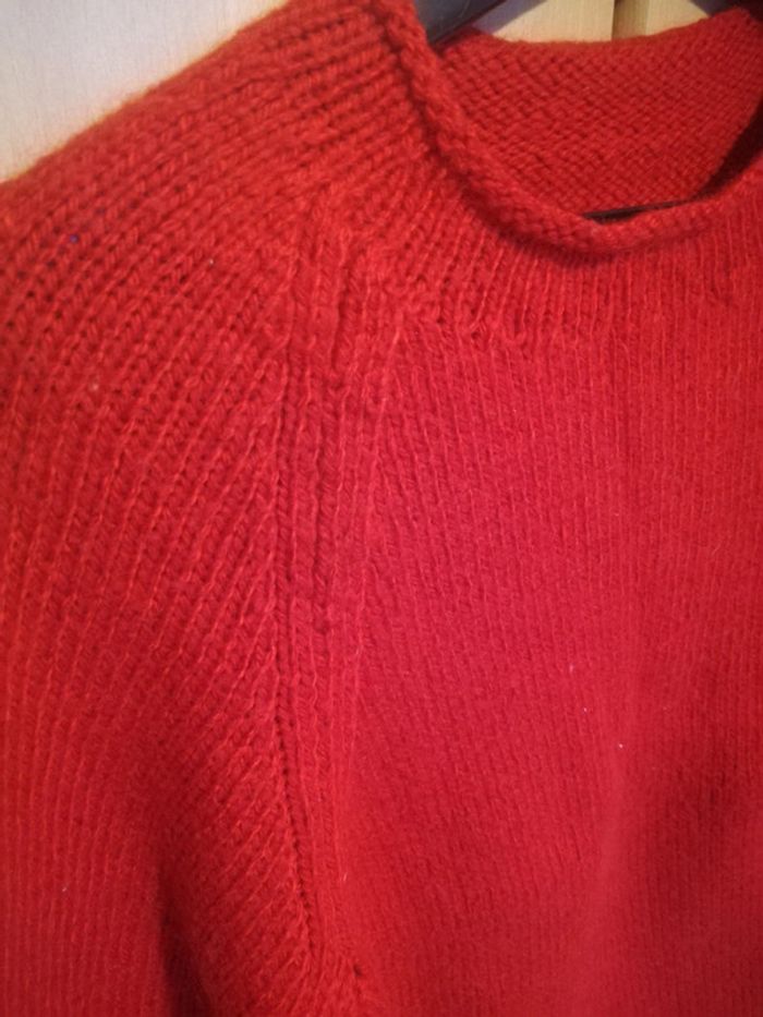 Pull rouge fait main - photo numéro 2