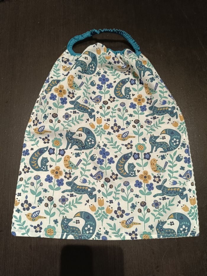 Bavoir lavable , doublé nid d'abeille , élastique , maternelle. Forêt enchantée bleue
