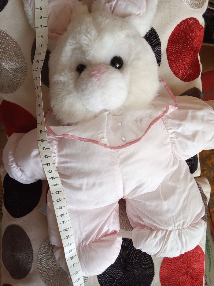 Peluche doudou lapin rose et blanc vintage ancien  bicolore rayure rayé en posture debout col dentelle blanc yeux durs en plastique pupille noir contour transparent  gris  foncé  tâches roses en photos  sinon très propre  modèle pas récent les jouets qui  - photo numéro 2
