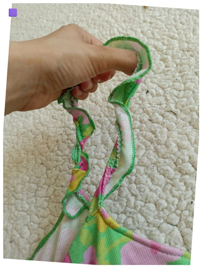 Crop top vert fleuri à bretelles froncées – rétro, été, y2k - photo numéro 3