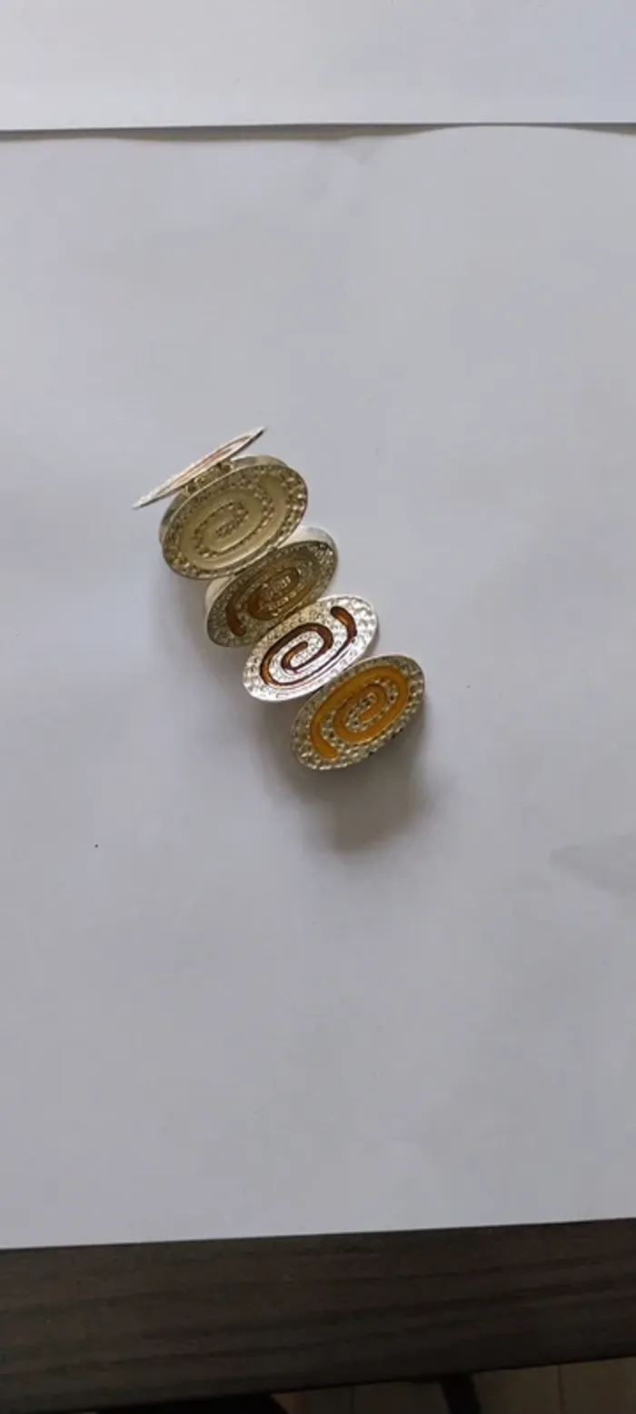 Bracelet fantaisie argenté et nuances de jaune. Neuf