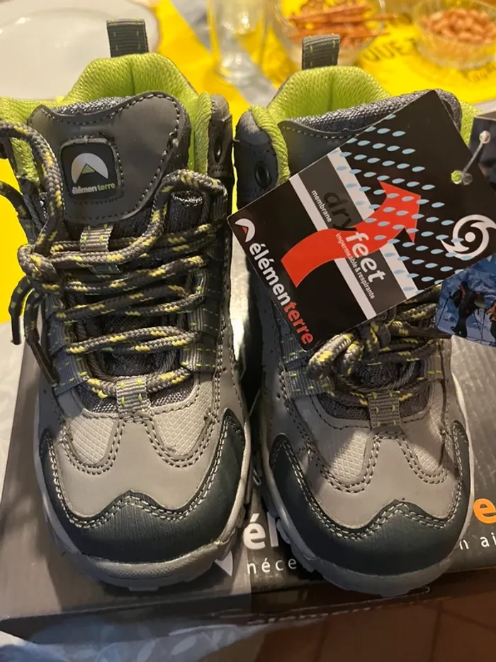 Chaussure de randonnée gris vert taille 30