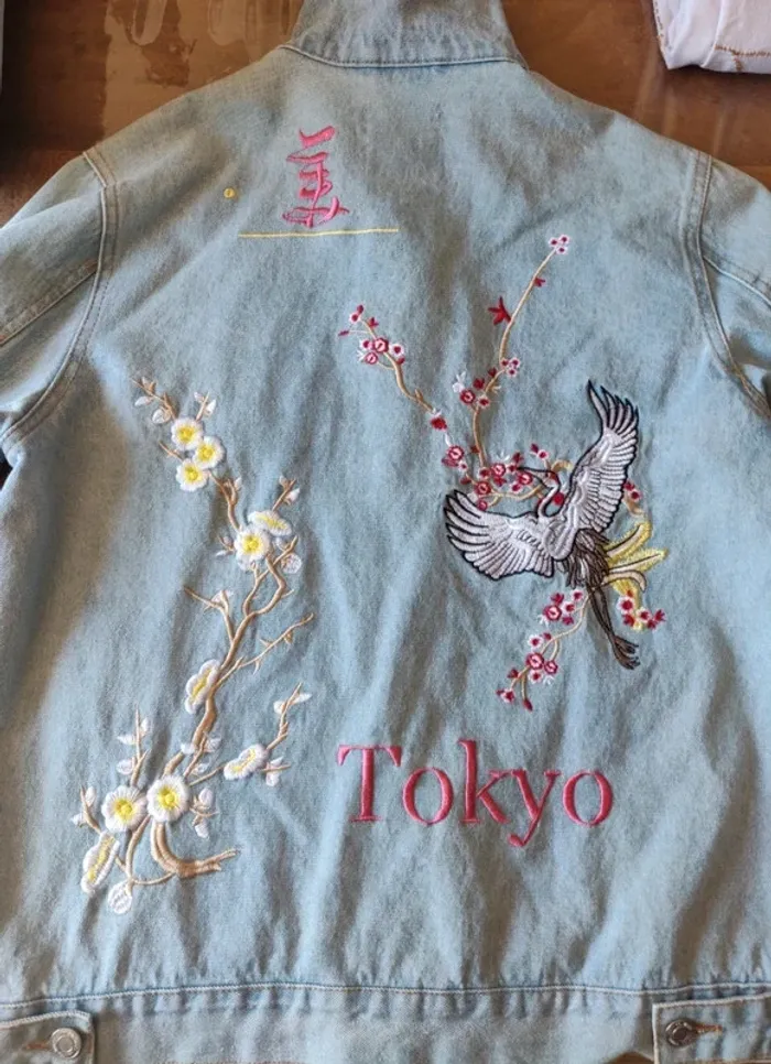 Veste en jean avec broderies - photo numéro 2