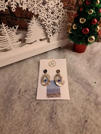 Boucles d'oreilles pendante grise et fleurs stickers bleu