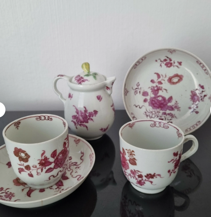 Deux tasses et une théière