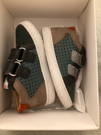 Chaussures enfant neuves / 21