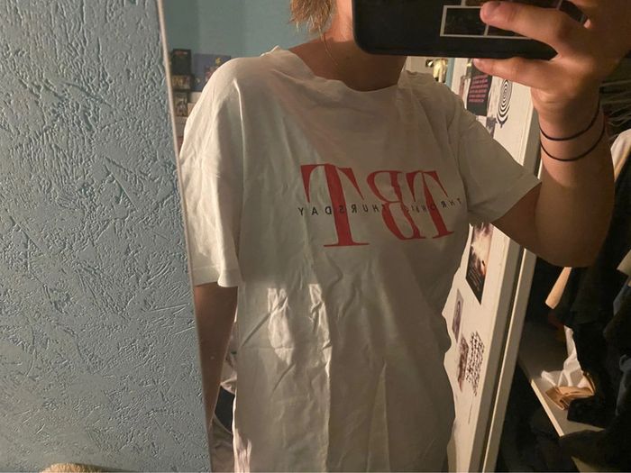 t shirt blanc à lettres rouges - photo numéro 3